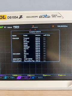 Display eines Rigol DS1054Z Oszilloskops mit installierten Optionen
