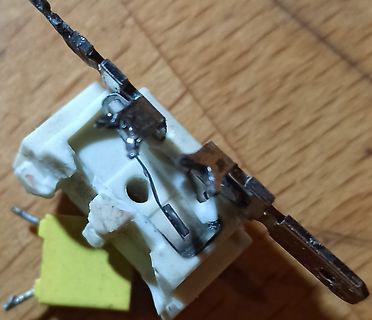 Mechanismus eines Schalters auf Holzuntergrund