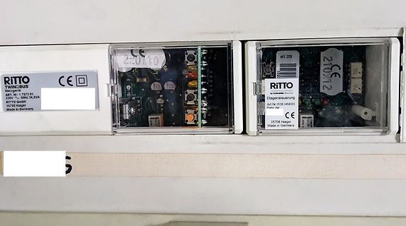 Zwei RITTO Etagensteuerungen in Gehäusen