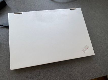 Geschlossener Laptop auf Tisch