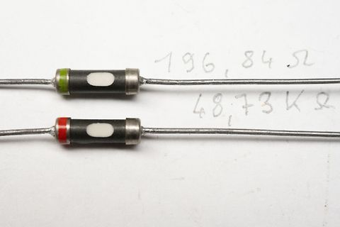 Zwei Widerstände mit handschriftlichen Messwerten