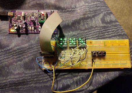 Elektronikaufbau mit Mikrocontroller, Breadboard und LEDs