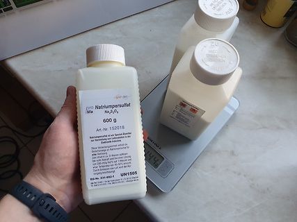 Flaschen mit Natriumpersulfat