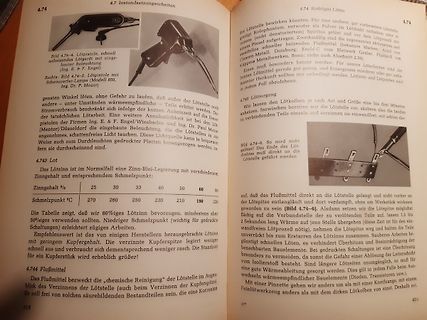 Buchseiten über Löttechniken und Lötzinn