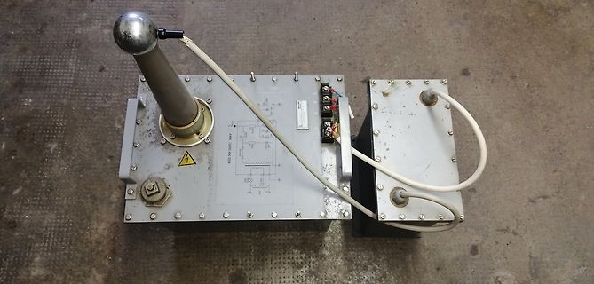 Elektrisches Gerät mit Hebel und Schaltplanaufdruck