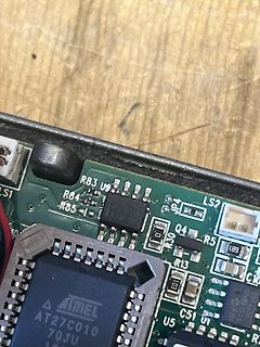 Nahaufnahme einer bestückten Leiterplatte mit Atmel Chip