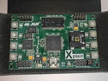 Xplain AVR Entwicklungsboard mit Mikrocontroller und LEDs