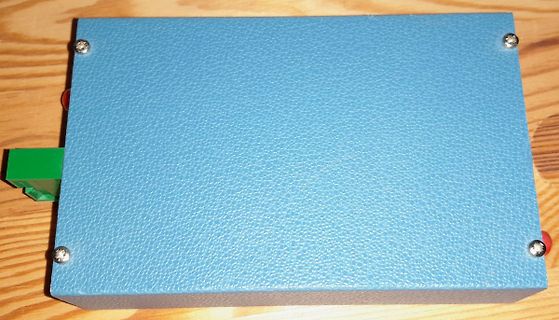 Blaues Gehäuse auf Holzuntergrund