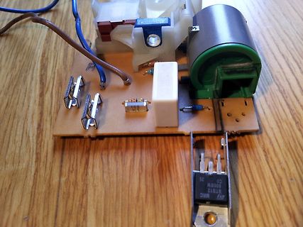 Leiterplatte mit elektronischen Bauteilen auf Holzuntergrund