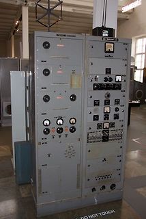 Alte Industrie-Messgeräte im Schrank