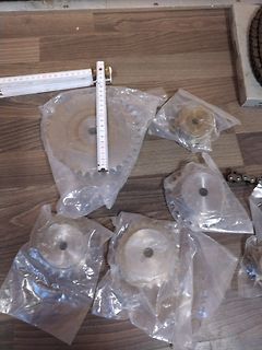 Zahnräder in Plastikverpackungen auf Holzboden
