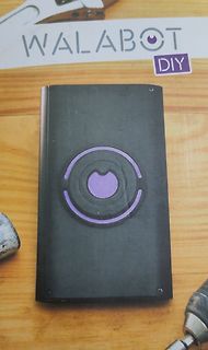 Gehäuse mit Walabot DIY Logo auf Holztisch