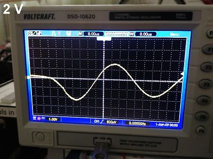 Abfotografiertes Voltcraft DSO-1062D Oszilloskop mit Sinuswelle