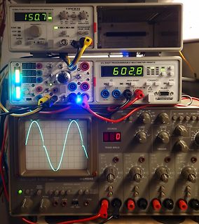 Stapel von Labor-Messgeräten mit Oszilloskop und Multimeter