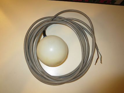 Weiße Kugel mit grauem Kabel