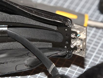 Nahaufnahme eines Anschlusses mit Kabeln