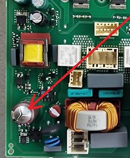 Leiterplatte mit elektronischen Bauteilen und rotem Pfeil