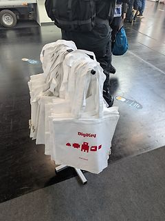 Stapel weißer DigiKey Stofftaschen