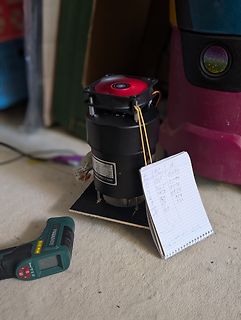 Elektromotor mit Messaufbau und Notizblock