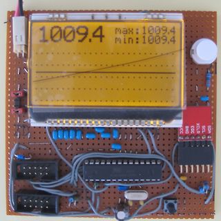 Prototyp-Platine mit LCD-Display und Mikrocontroller