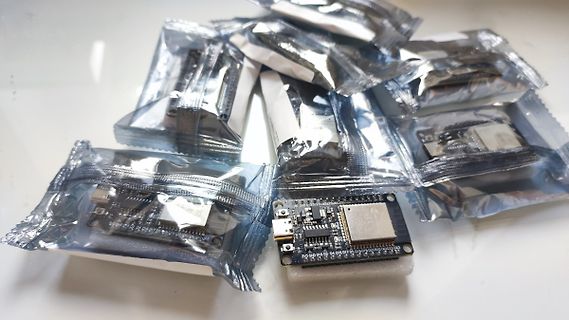 Mikrocontroller-Boards in antistatischen Beuteln