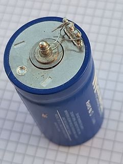 Bastellösung mit Draht auf Batterie