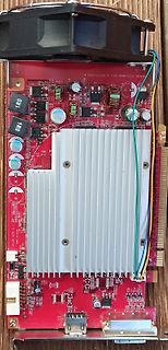 Geöffnete Elektronik mit Kühlkörper und Lüfter