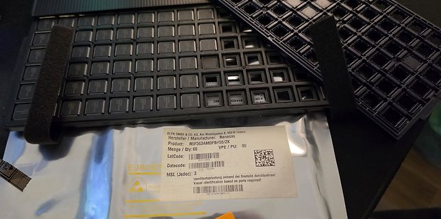 Mikrocontroller in antistatischer Verpackung mit Trays