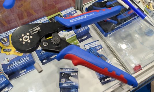 Abisolierzange auf Werkzeugverpackungen