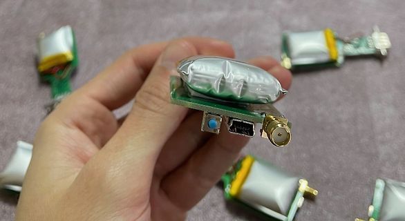 Hand hält mehrere kleine Funkmodule mit Antennen