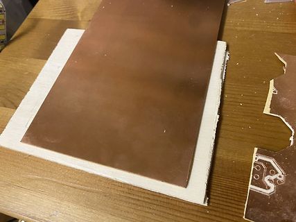 Braune Platte auf Holzuntergrund