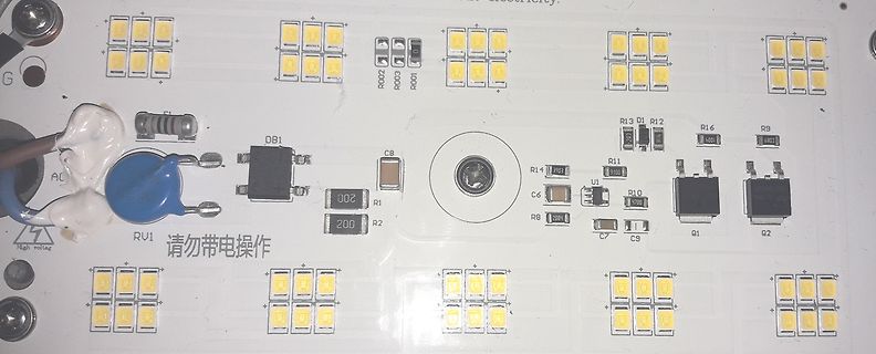 Foto einer bestückten Leiterplatte mit LEDs