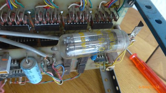 Innenansicht einer Platine mit Elektronenröhre