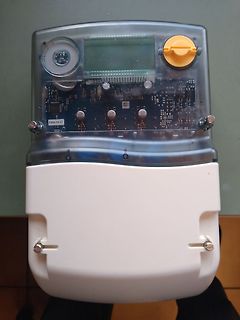 Geöffnetes elektronisches Gerät mit Display und Platine