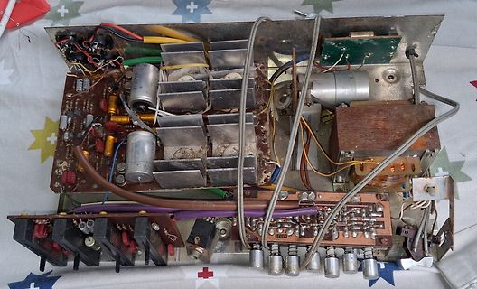 Innenansicht eines geöffneten elektronischen Geräts mit Bauteilen