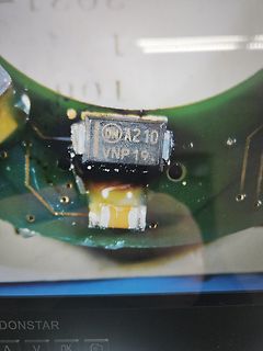 Makroaufnahme eines SMD-Bauteils auf Leiterplatte