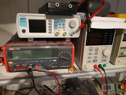 Elektronik-Messgeräte auf einem Arbeitstisch