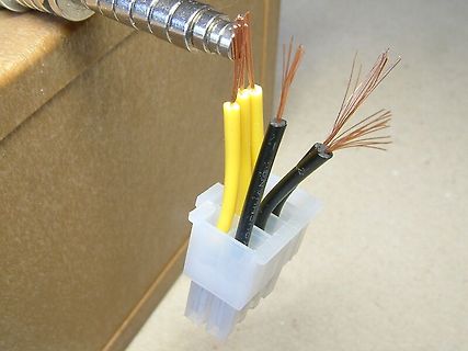Abisolierte Kabeldrähte und weißer Stecker
