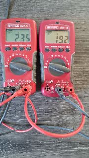 Zwei digitale Multimeter auf Holzuntergrund