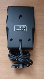 Schwarzes Netzteil mit Kabel auf Holztisch