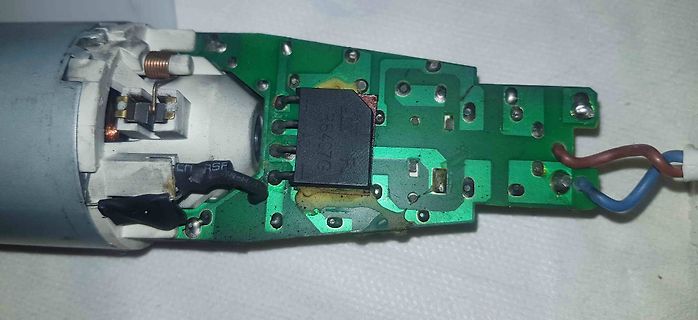 Geöffnete Elektronik mit Leiterplatte und Bauteilen
