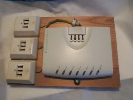 Elektronik-Aufbau auf Holzbrett mit Modulen