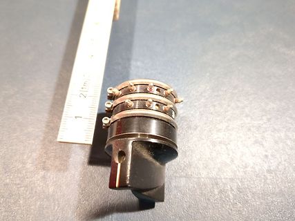 Elektronikbauteil mit Lineal