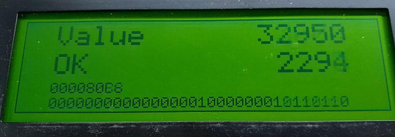 LCD-Display mit Werten und Binärfolge