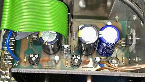 Innenansicht einer Leiterplatte mit Elektrolytkondensatoren