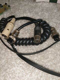 Spiralkabel und Stecker auf Teppich