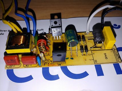 Foto einer bestückten Leiterplatte eines Netzteils