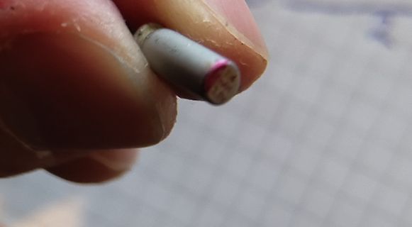 Nahaufnahme eines kleinen Bauteils zwischen Fingern
