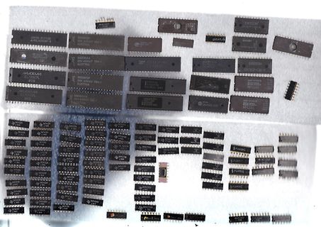 Sammlung verschiedener integrierter Schaltkreise und ICs