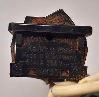 Nahaufnahme eines alten Schalters mit Staub
